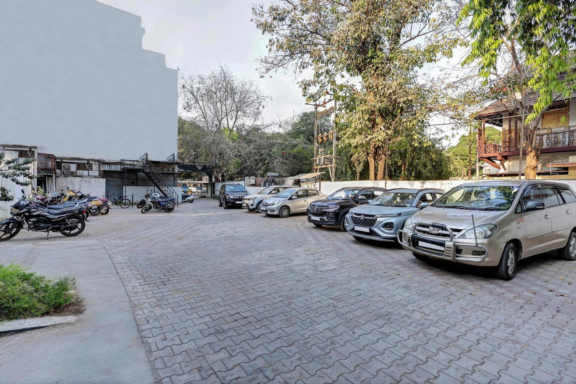 Treebo Rvg Hotel Vadodara Luaran gambar