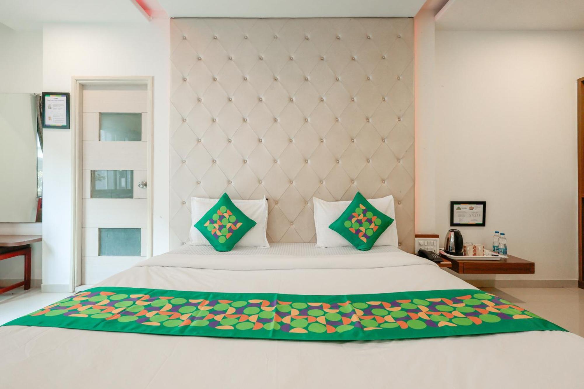 Treebo Rvg Hotel Vadodara Luaran gambar