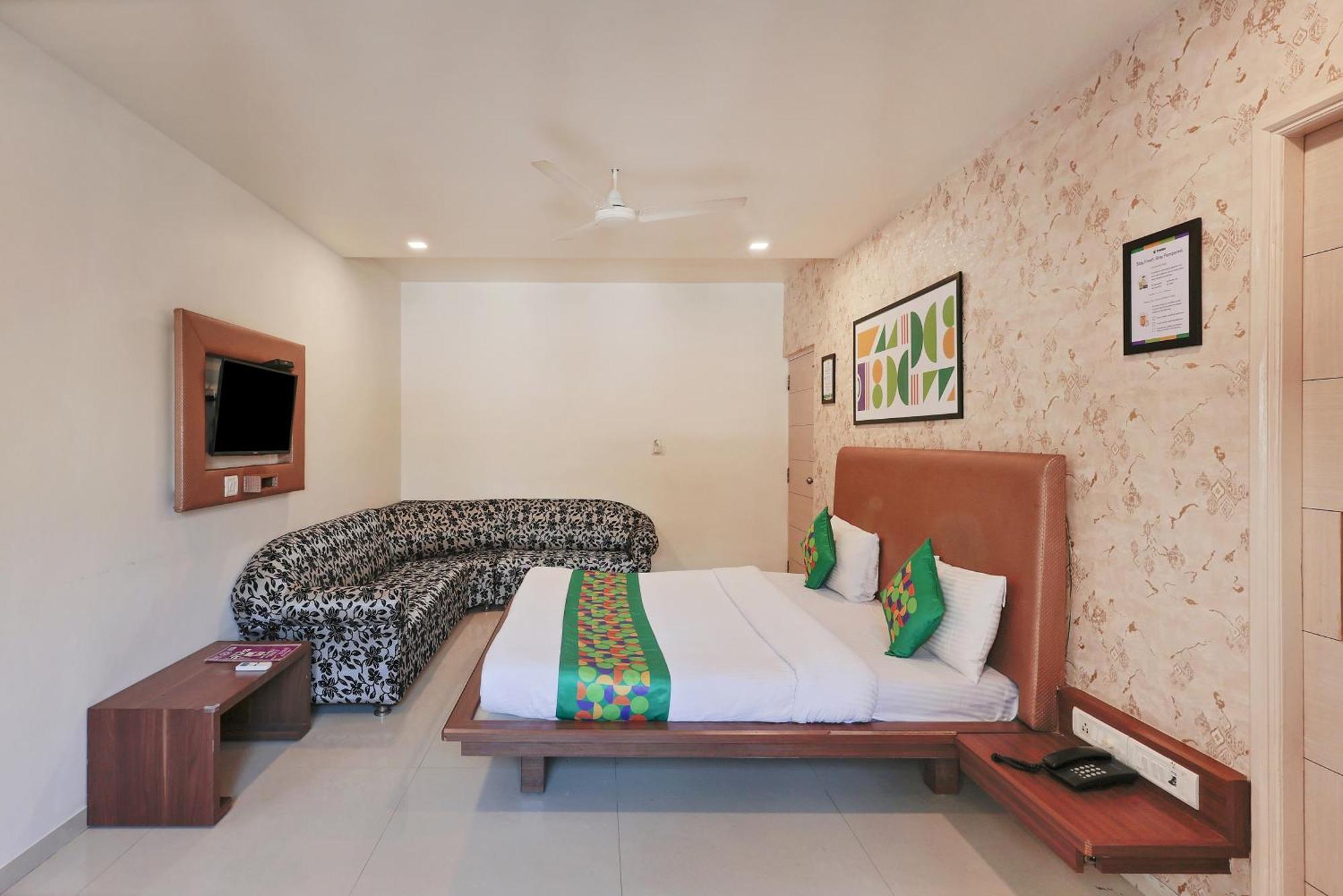 Treebo Rvg Hotel Vadodara Luaran gambar