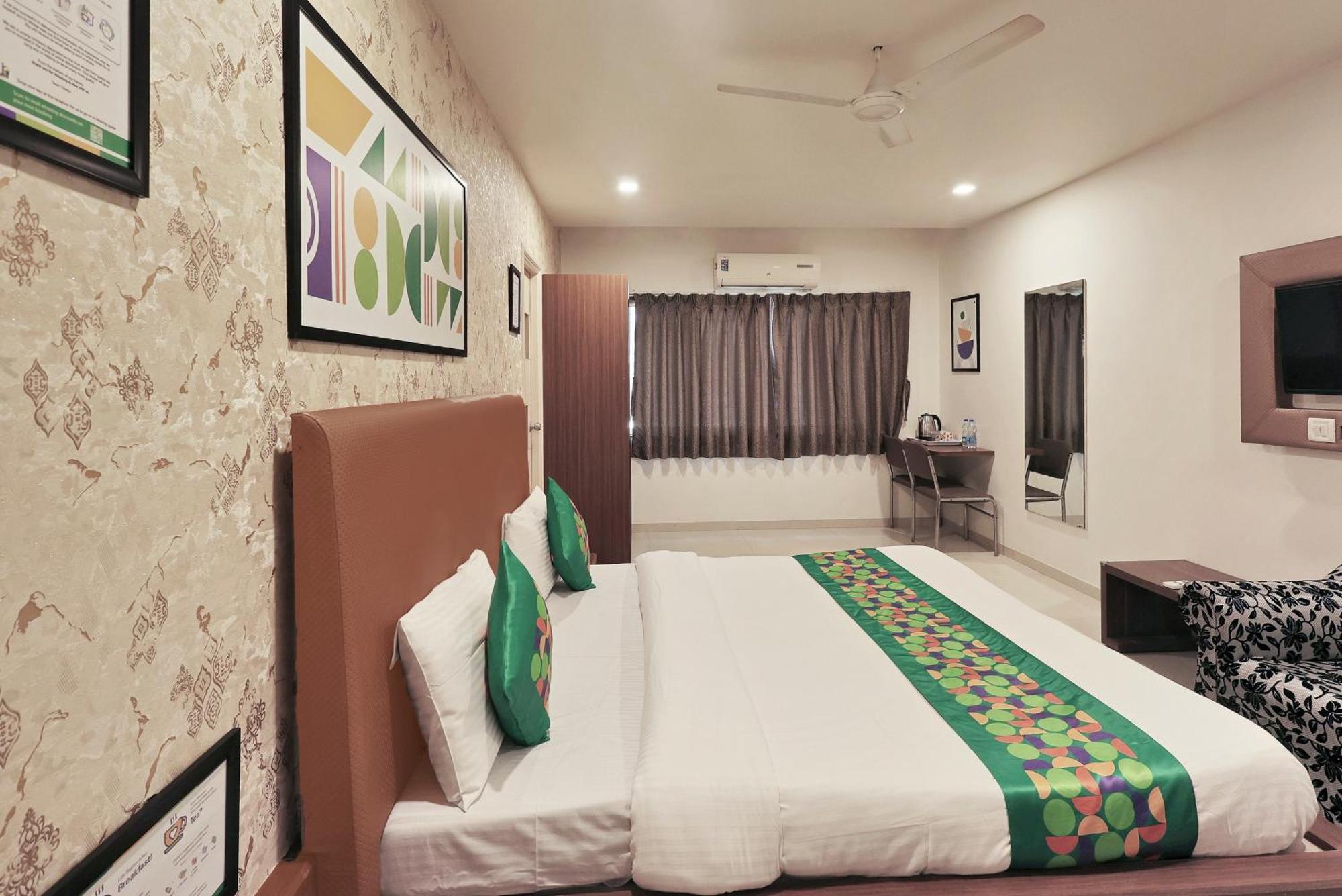 Treebo Rvg Hotel Vadodara Luaran gambar